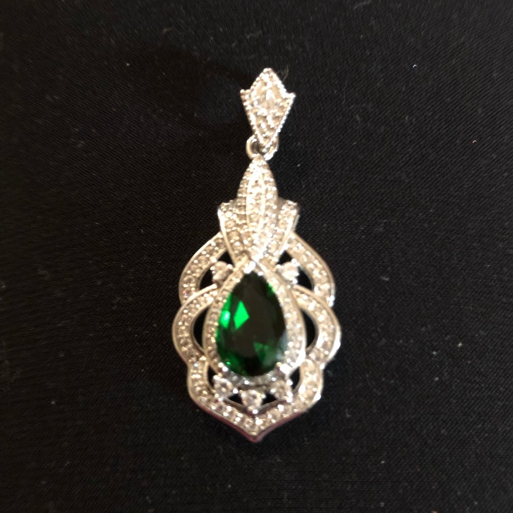 BNWOT Beautiful green pendant
